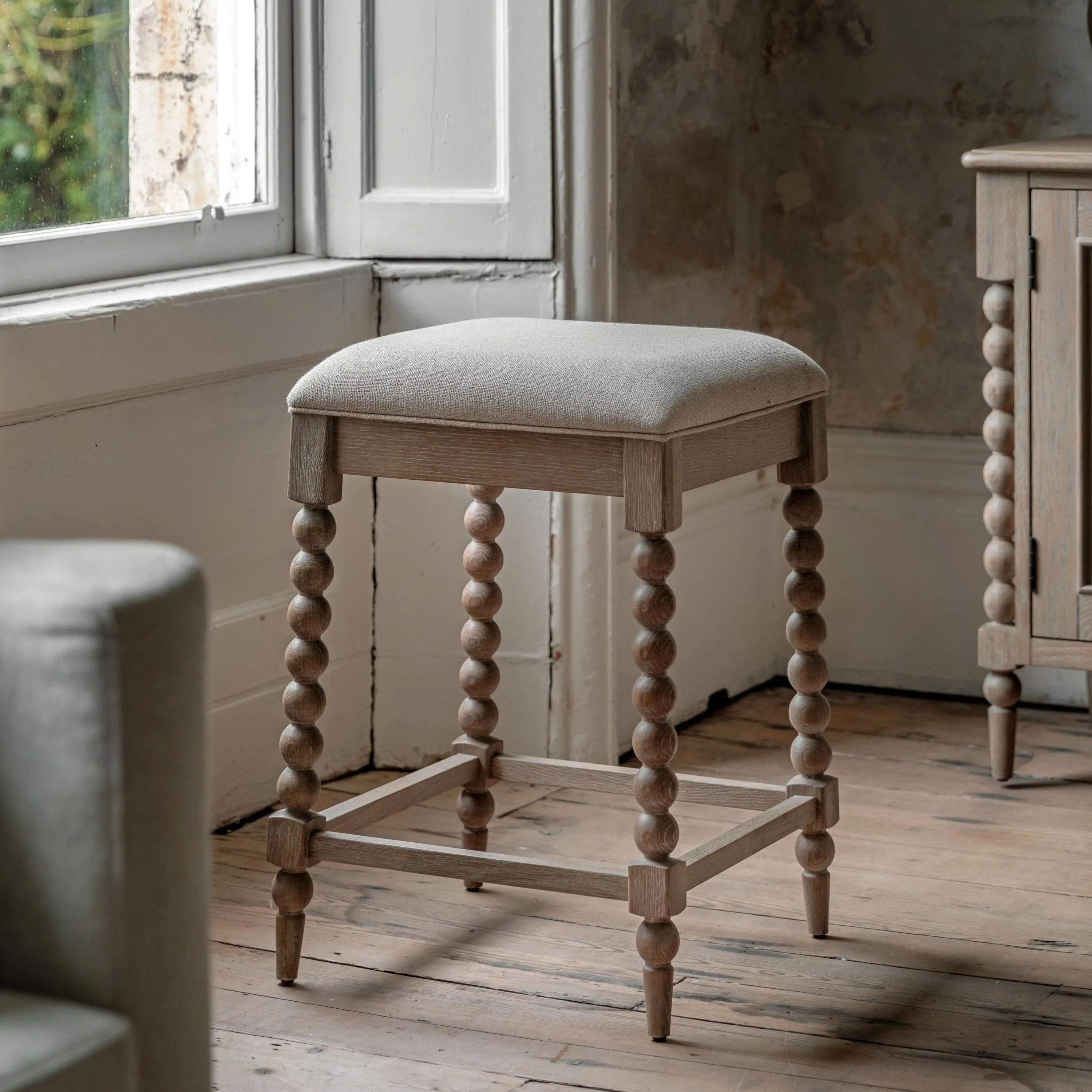 Stools & Poufs